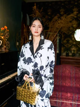 Maison Gabrielle Fekete Fehér Virágos Nyomtatott Pizsama Szett Loungewear Hálóruházat a Nők számára 2 Db Hosszú Ujjú Selyem Szatén Fodros