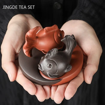 1DB Kínai Butik Lila Agyag Tea Pet Szerencsés Hal Szobor Díszek, Kézzel készített Tea Set Dekorációs Kiegészítők Asztali Kézműves